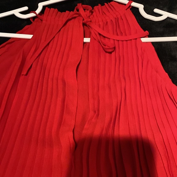 RW&CO red pleated sleeveless top - Picture 5 of 8